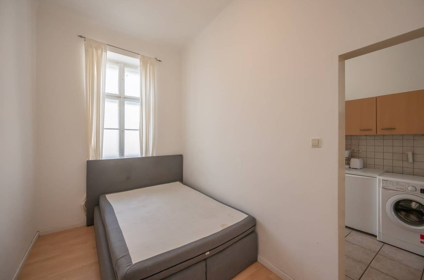 ++KLNB121++ renovation needed 2 room apartment in a very good location Airbnb United? No, in a very good location Airbnb? Wait