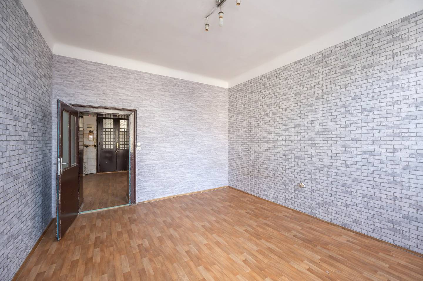 ++NEU++ Sanierungsbedürftige 2-Zimmer Altbauwohnung in toller Lage!