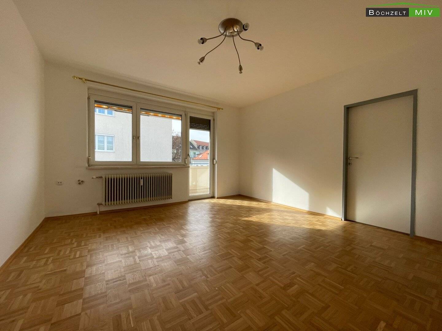 Wohnung mit Loggia nahe Verkehrsmittel