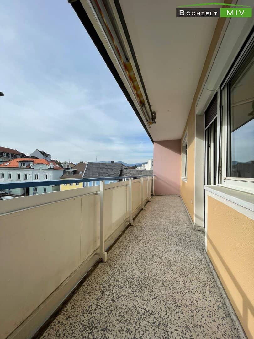 Wohnung mit Loggia nahe Verkehrsmittel