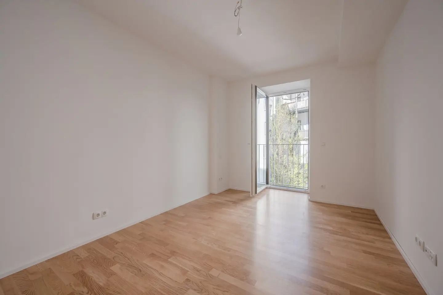 ++NEU++ Mehr Platz. Mehr Draußen! Schlüsselfertiger 3-Zimmer-Altbau-Erstbezug mit 5 m² Terrasse und 3 m² Loggia