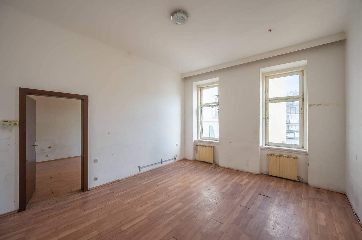 Hannovermarkt Renovation Needed three room Old Building Apartment Airbnb Balcony Option
