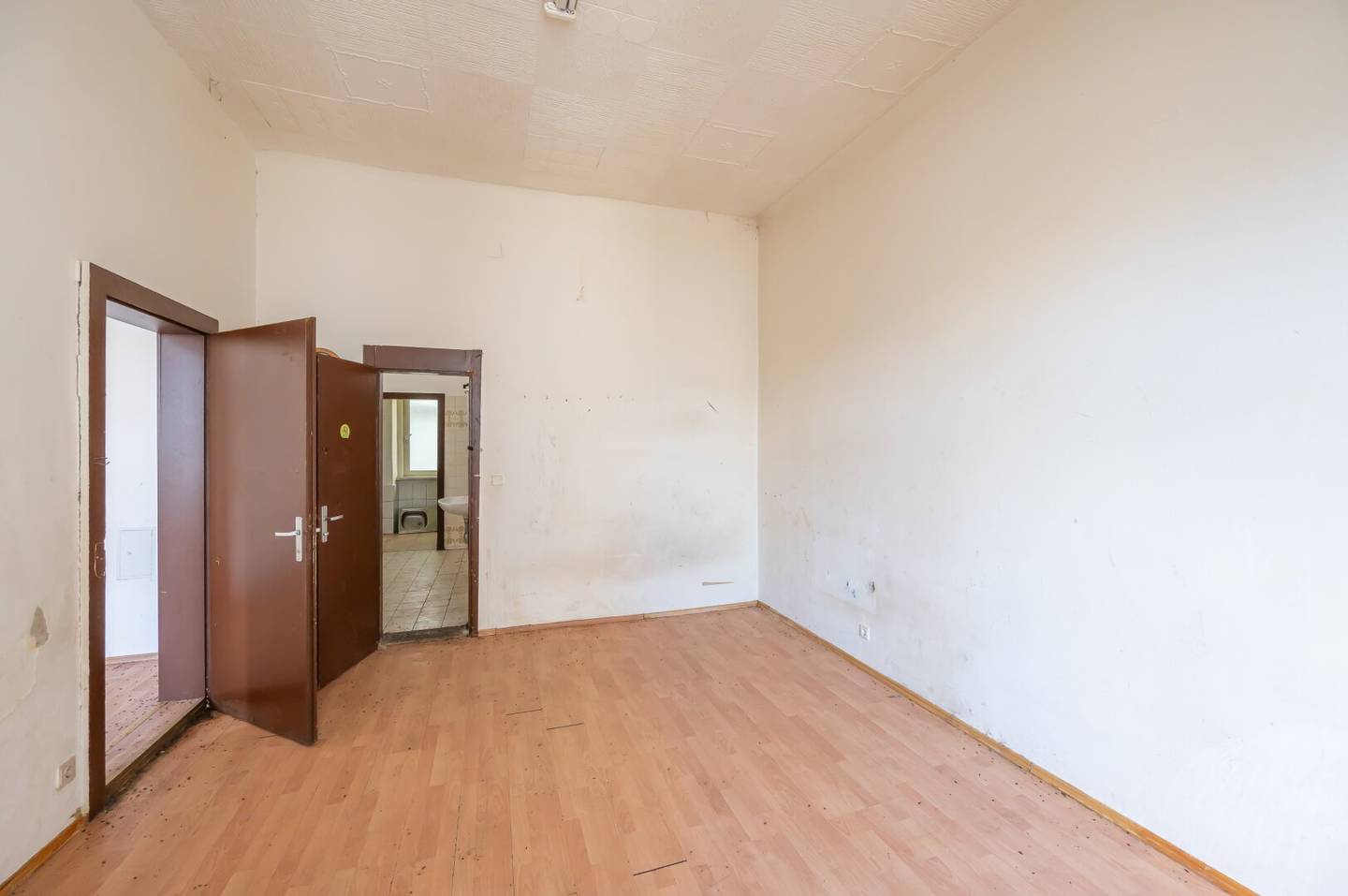 Hannovermarkt Renovation Needed three room Old Building Apartment Airbnb Balcony Option
