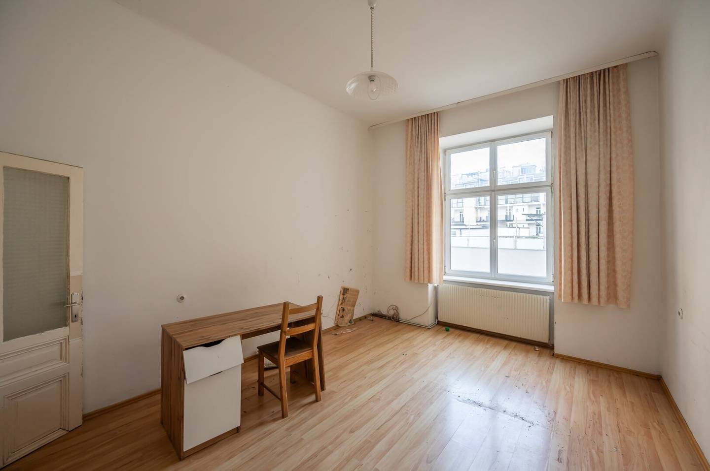 Hannovermarkt Well maintained 3 room old building apartment Airbnb balcony option