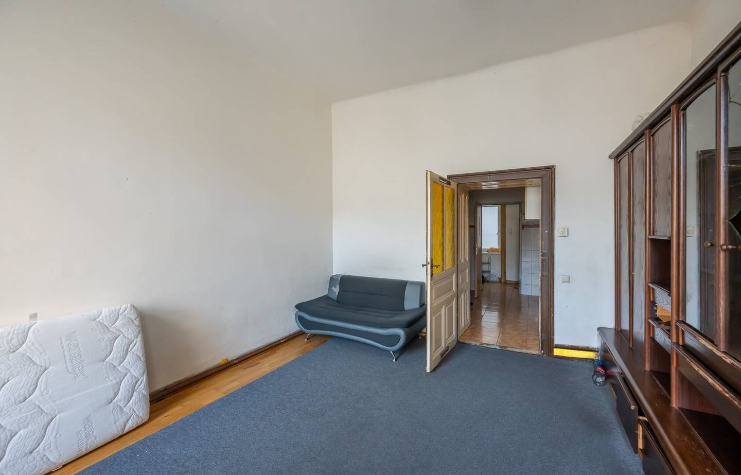 Hannovermarkt Well maintained 3 room old building apartment Airbnb balcony option
