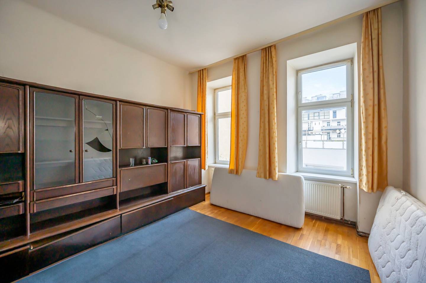 Hannovermarkt Well maintained 3 room old building apartment Airbnb balcony option