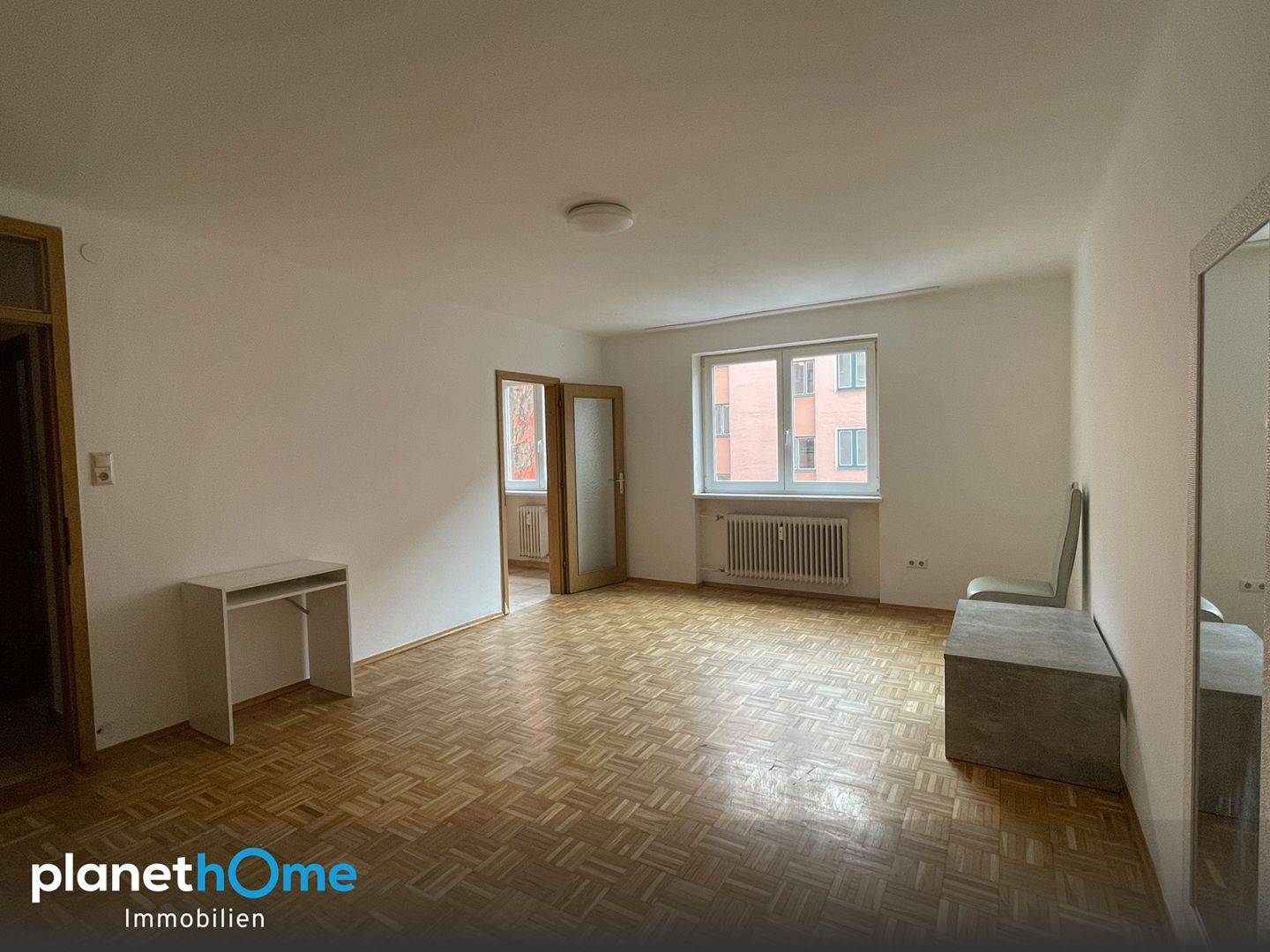 Apartment centrally located near station with parking