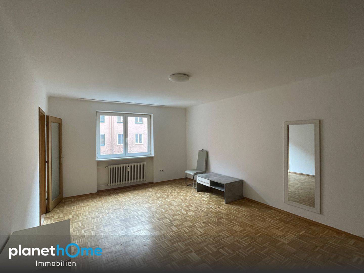 Apartment centrally located near station with parking
