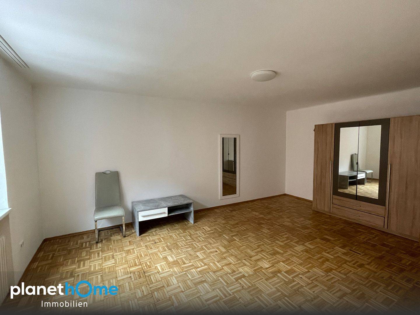Apartment centrally located near station with parking