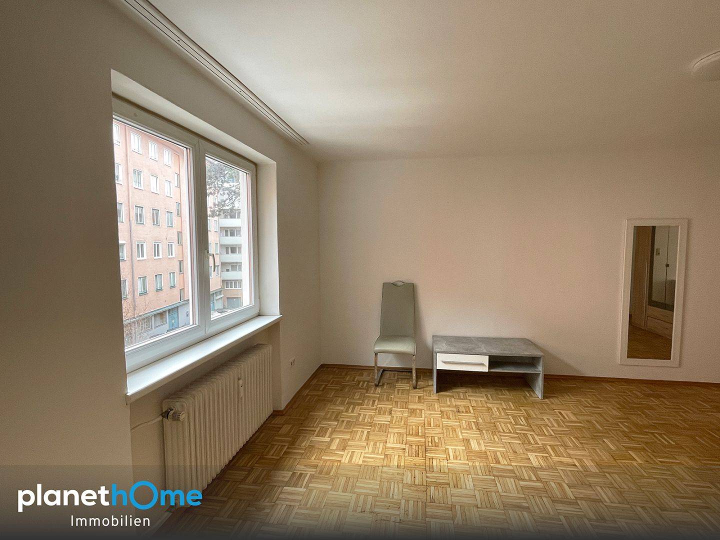 Apartment centrally located near station with parking