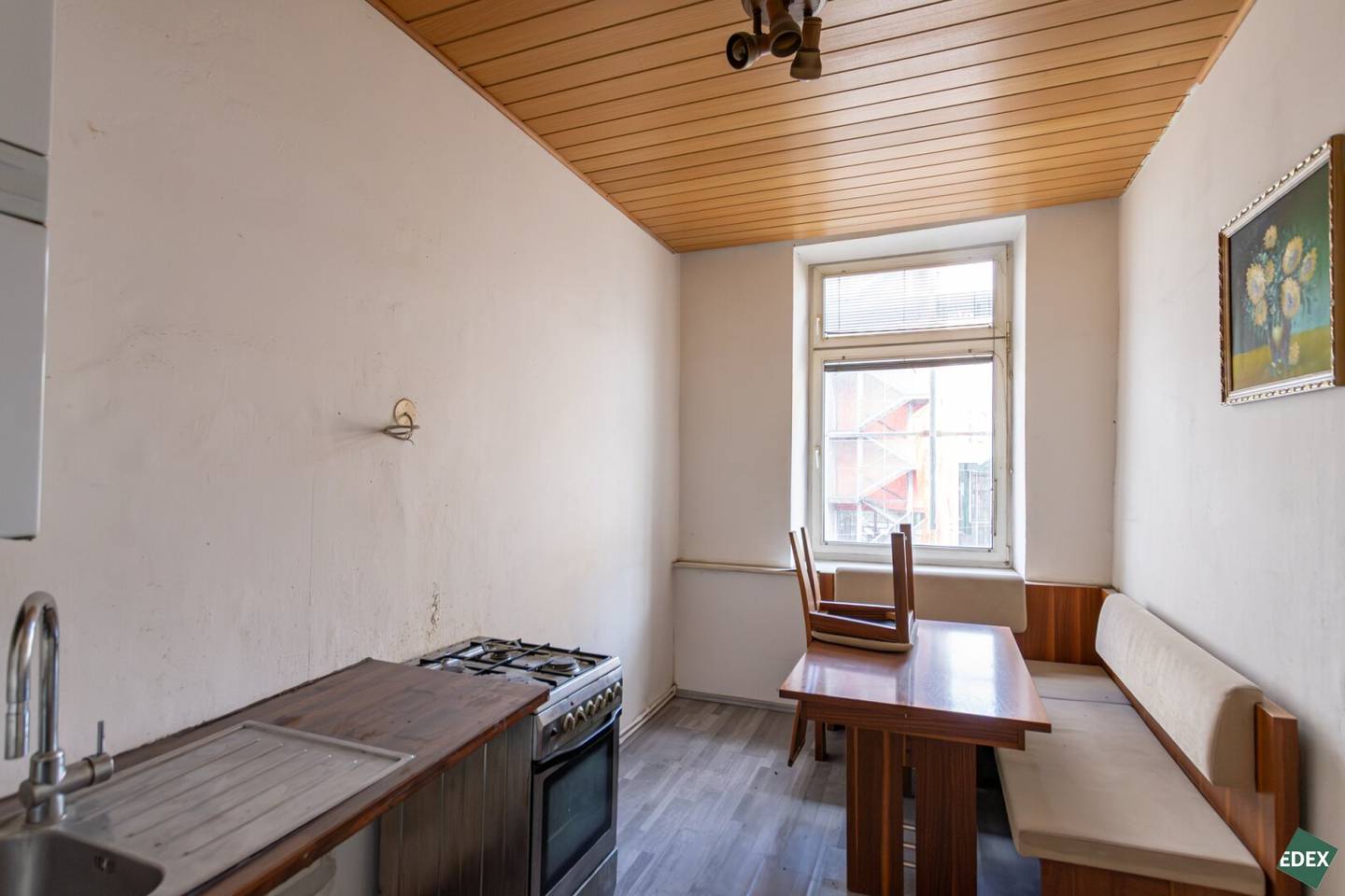 1-Zimmer-Wohnung mit Sanierungsbedarf und Potenzial zur 2-Zimmer-Lösung bei der U3