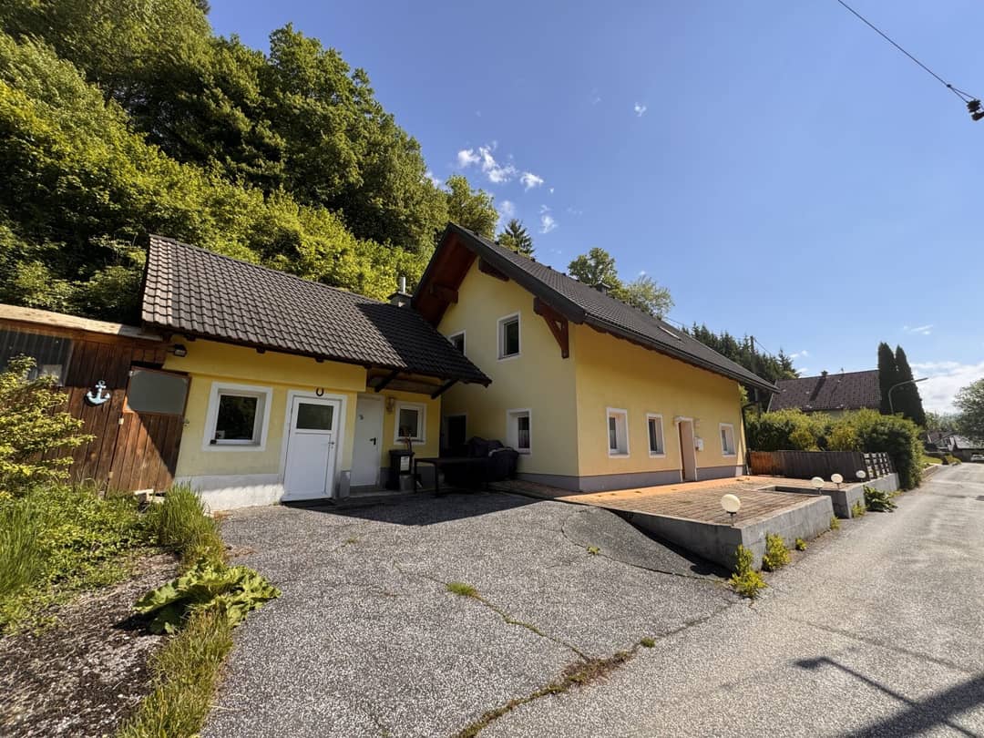 Two-family house with garden and pellet heating in Hohenthurn