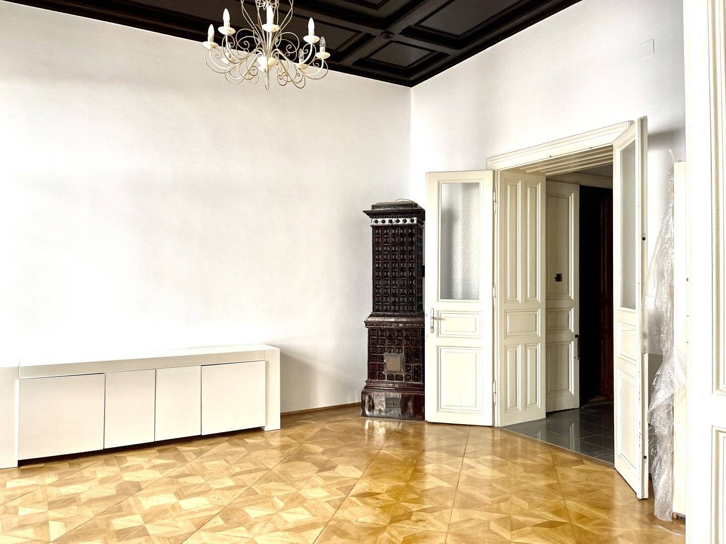 TRAUM ALTBAUWOHNUNG MIT TERRASSE DIREKT BEI KARLSKIRCHE