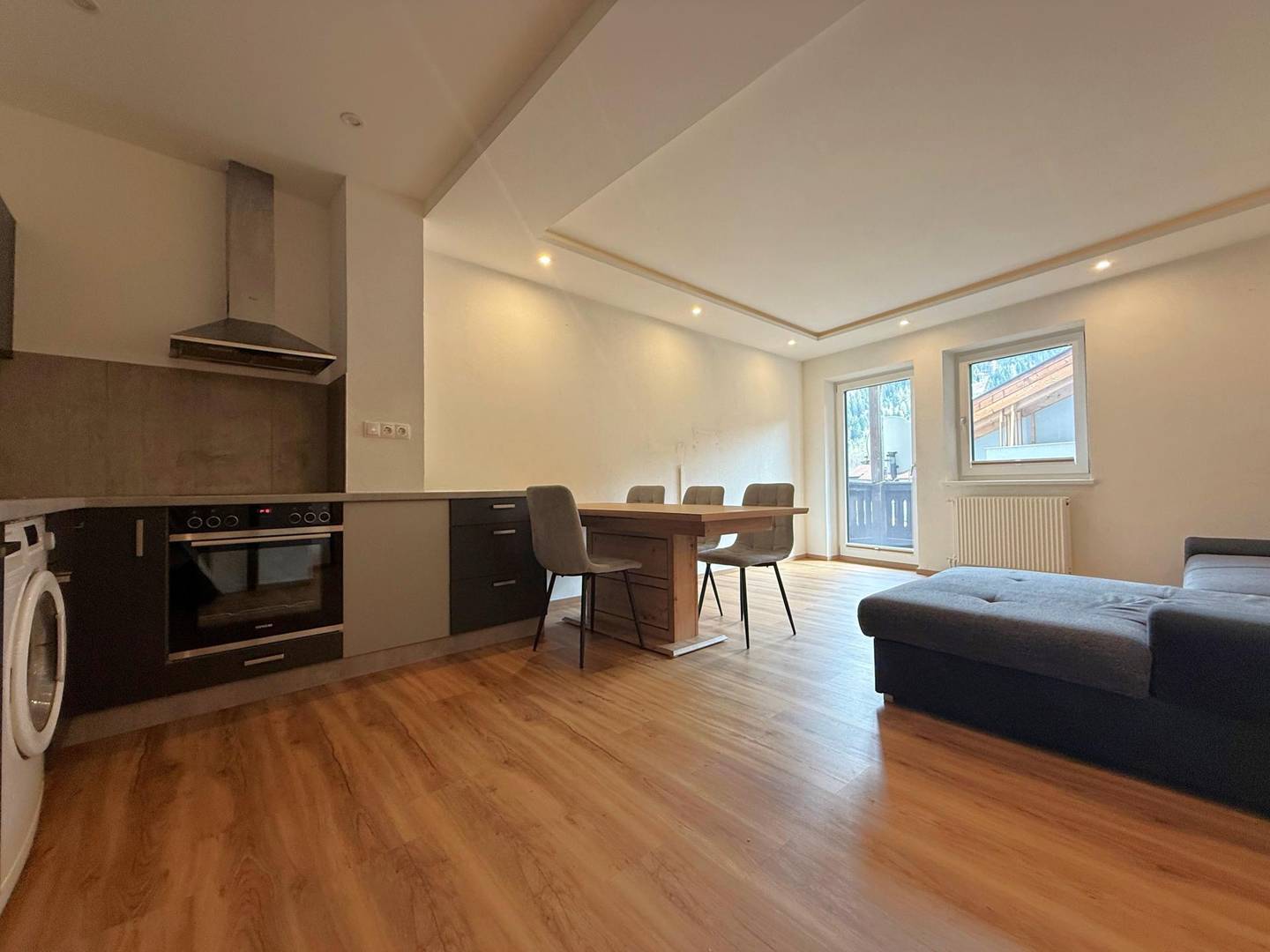 Bright apartment with balcony right on Kirchplatz in Götzens