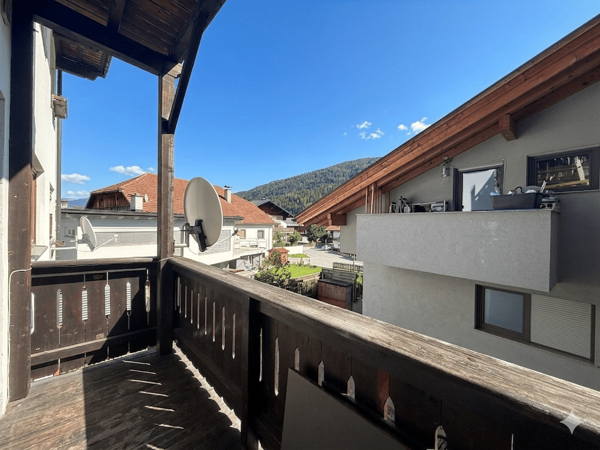 Bright apartment with balcony right on Kirchplatz in Götzens