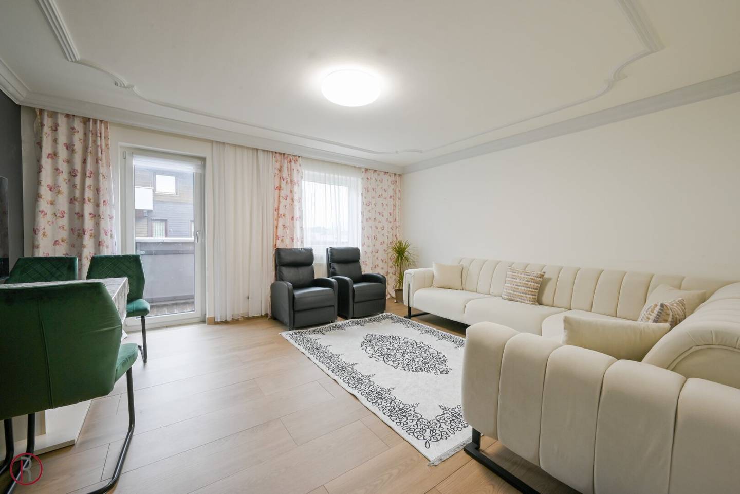 Etagenwohnung mit Balkon und Bergblick in zentraler Lage