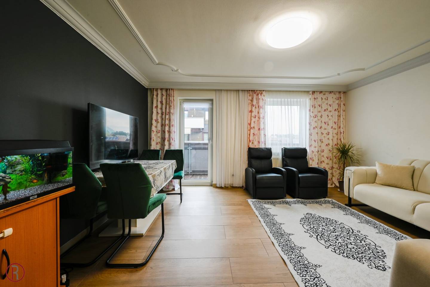 Etagenwohnung mit Balkon und Bergblick in zentraler Lage