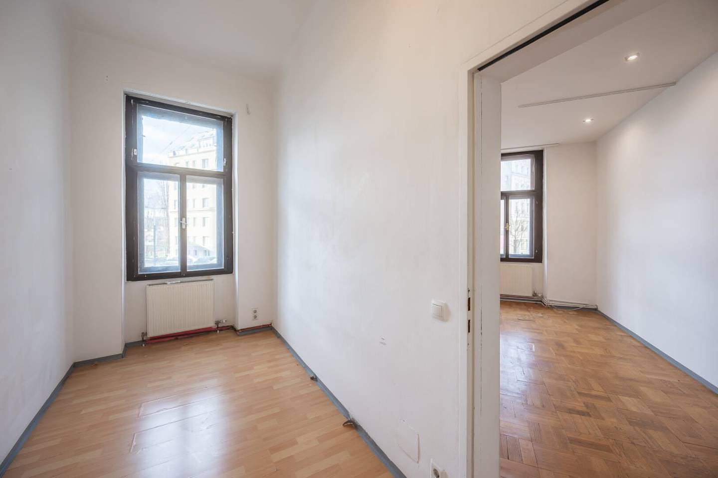 ++NEW++ Renovation needed 2 room old building apartment, great potential