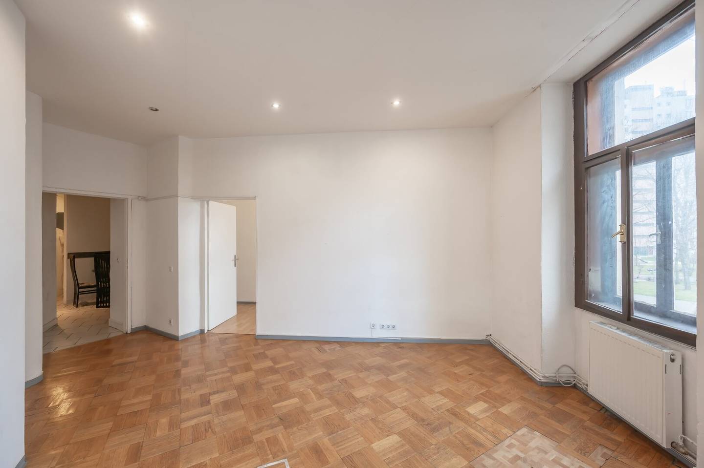 ++NEW++ Renovation needed 2 room old building apartment, great potential