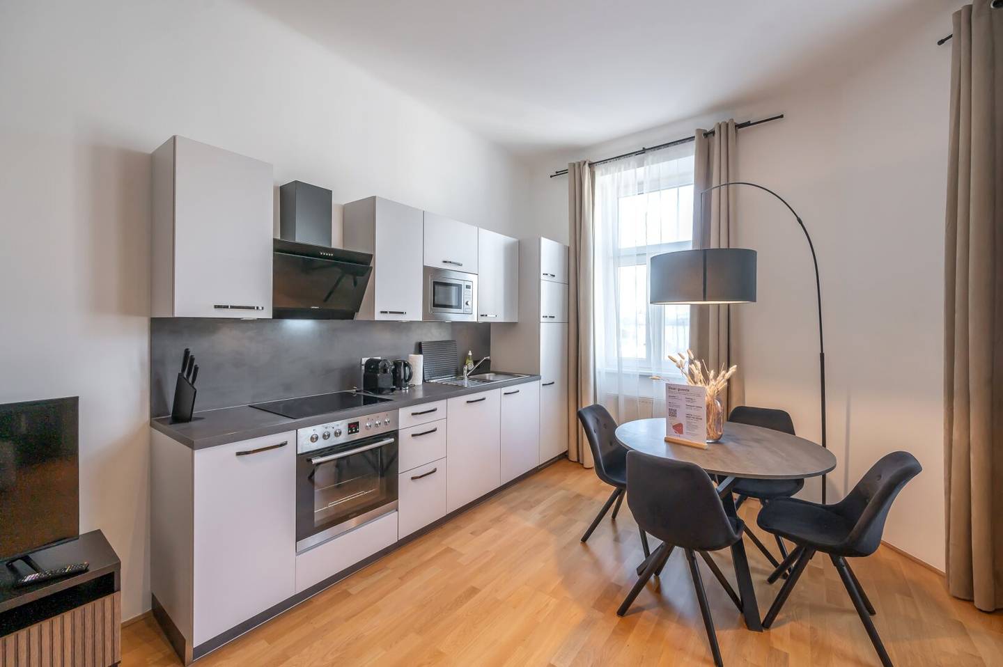 ++1120++ Stilvoll wohnen: Möblierte 2-Zimmer-Altbauwohnung in bester Lage