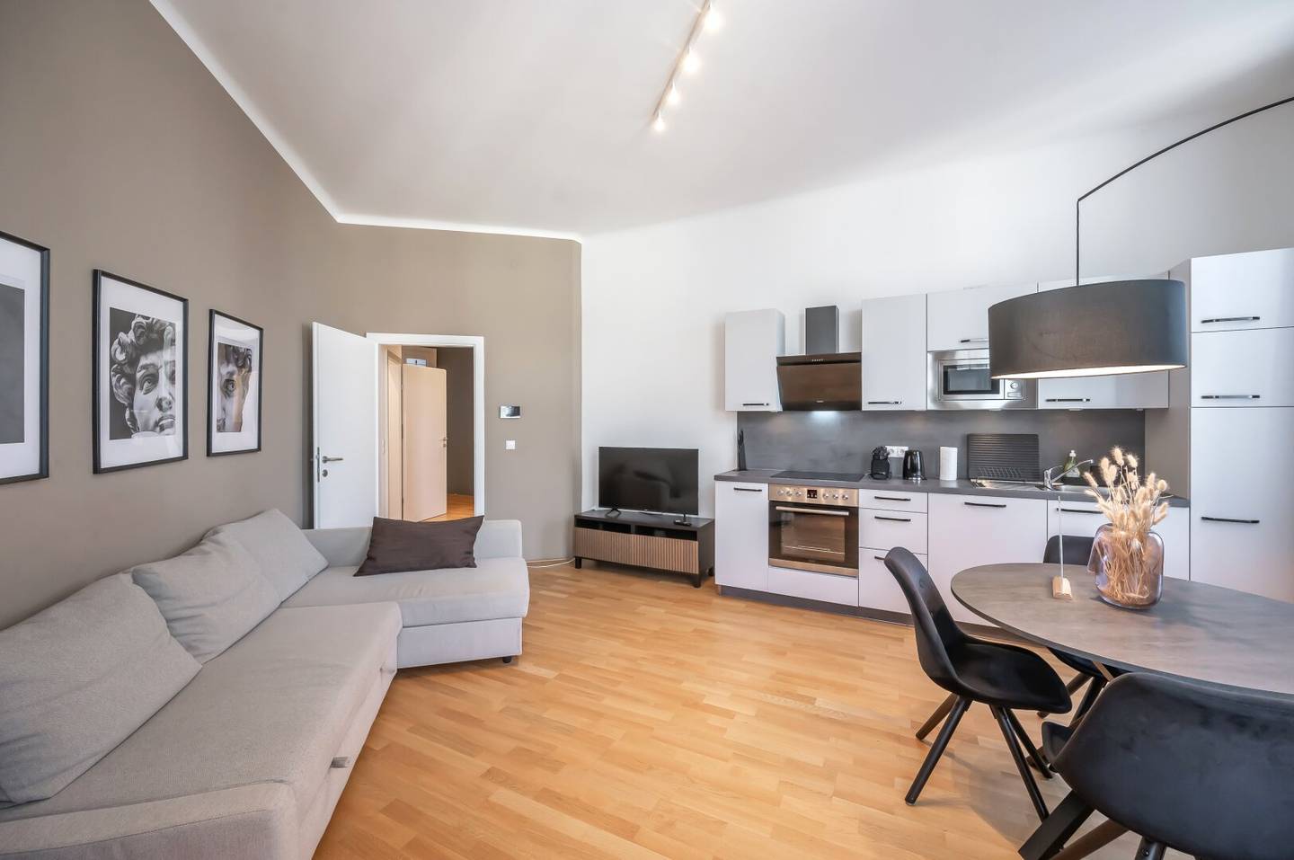 ++1120++ Stilvoll wohnen: Möblierte 2-Zimmer-Altbauwohnung in bester Lage