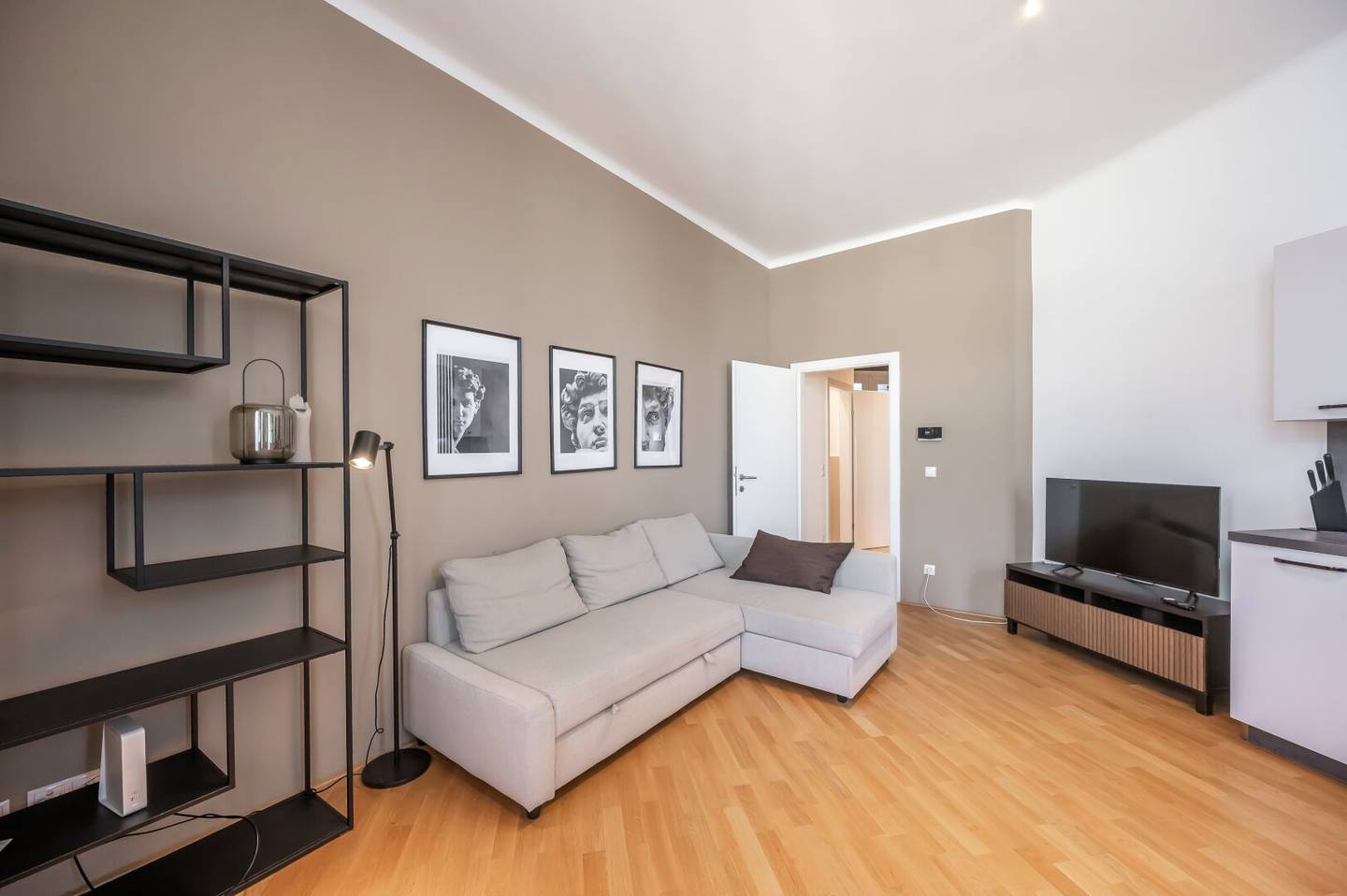 ++1120++ Stilvoll wohnen: Möblierte 2-Zimmer-Altbauwohnung in bester Lage