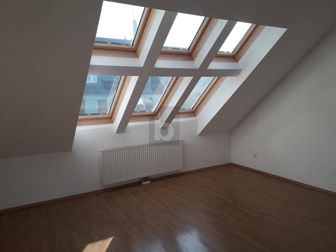 Dachgeschosswohnung hell und ruhig mit Balkon