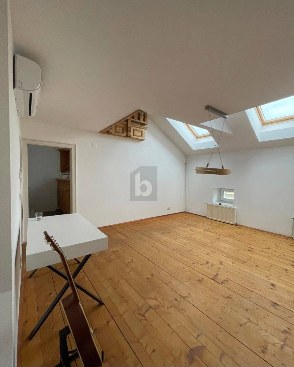 Lichtdurchflutete Dachgeschosswohnung mit Balkon
