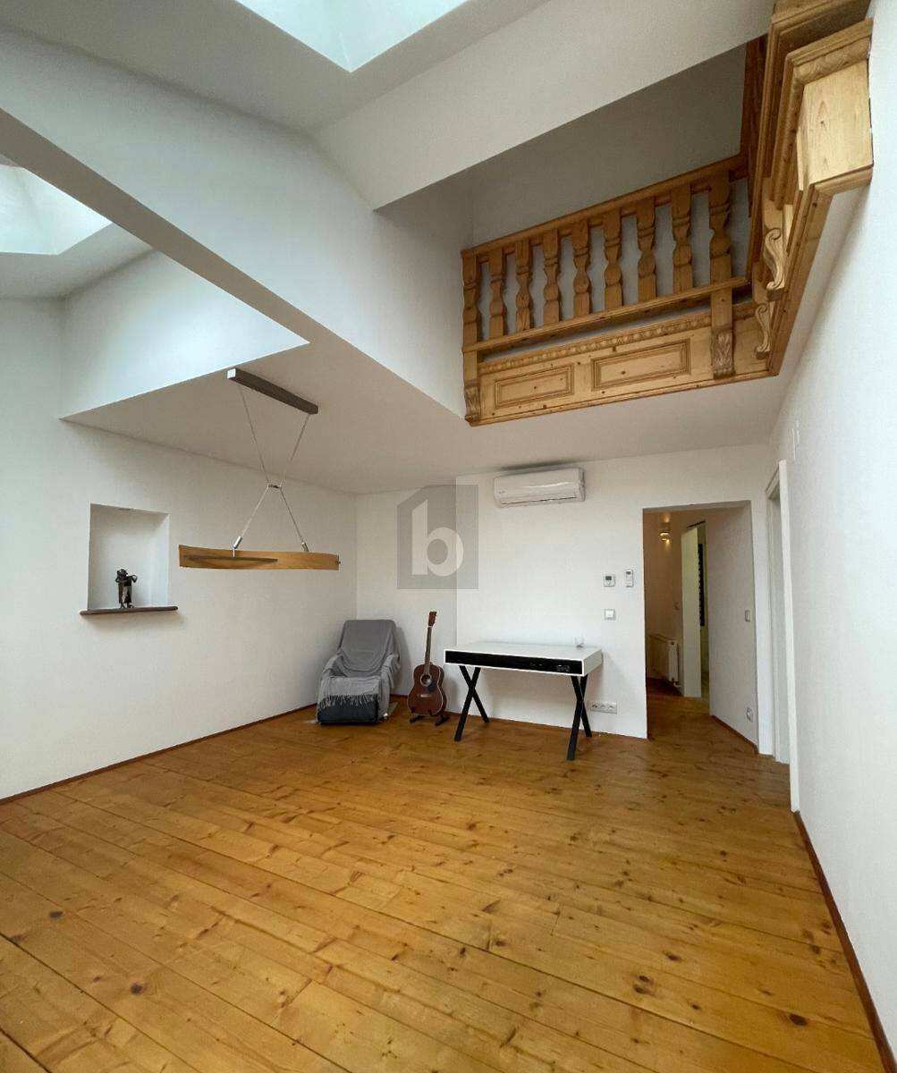 Lichtdurchflutete Dachgeschosswohnung mit Balkon