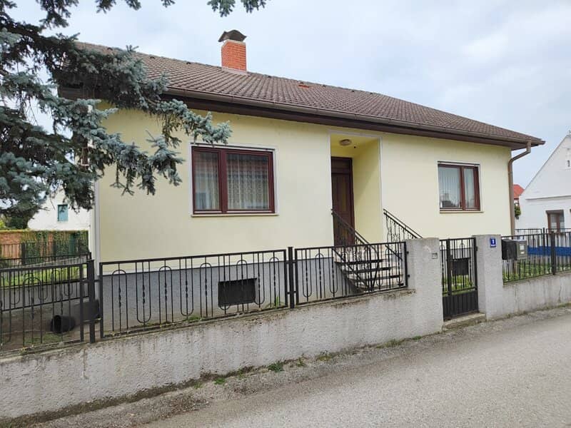 Einfamilienhaus mit Garten und Garage