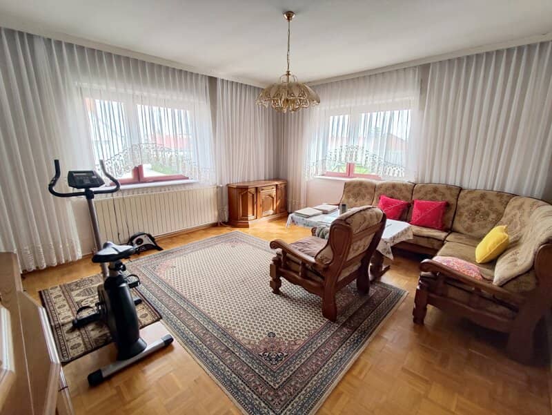 Einfamilienhaus mit Garten und Garage