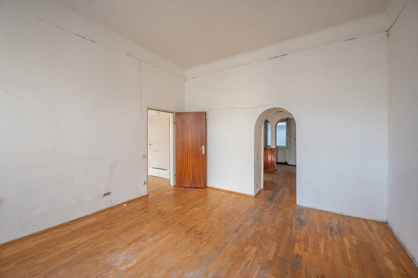 Hannovermarkt Renovation needed 3 room old building apartment Airbnb anden? no