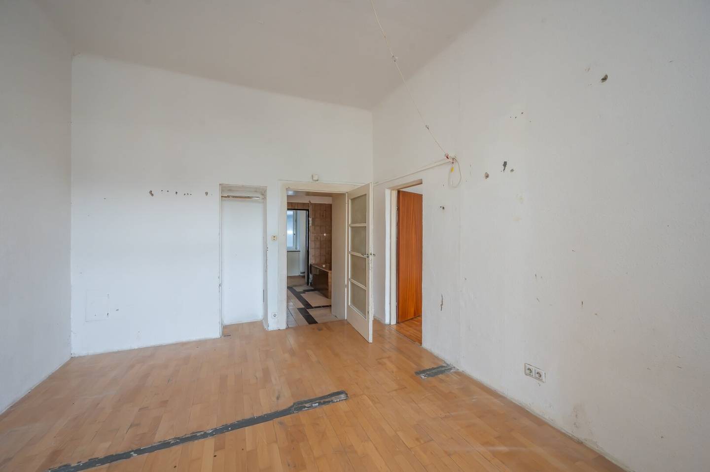 Hannovermarkt Renovation needed 3 room old building apartment Airbnb anden? no