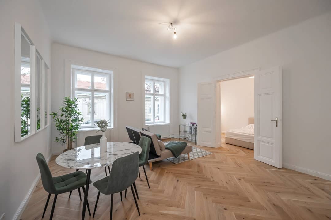 Generalsanierte Altbauwohnung mit Parkett in zentraler Lage