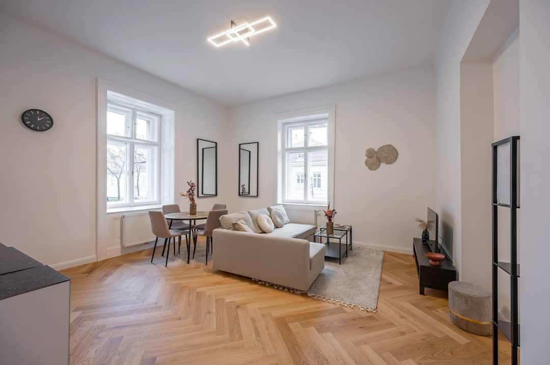 Charming Altbau Apartment with Balcony in Vienna Wieden