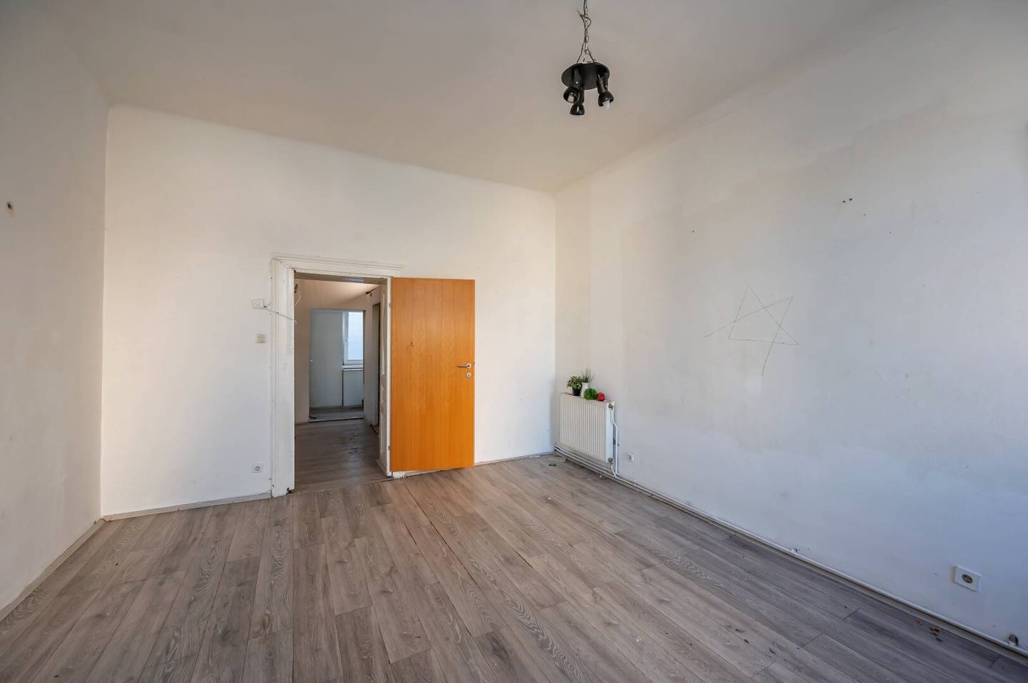 Hannovermarkt Renovation Needed Three Room Old Building Apartment Airbnb - Airbnb