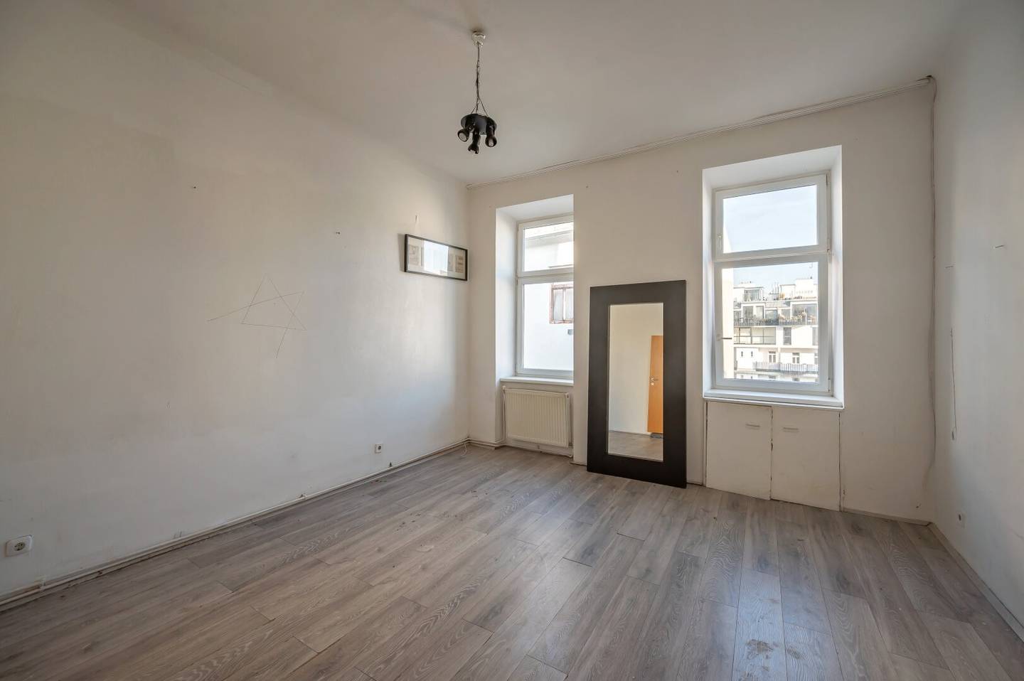 Hannovermarkt Renovation Needed Three Room Old Building Apartment Airbnb - Airbnb