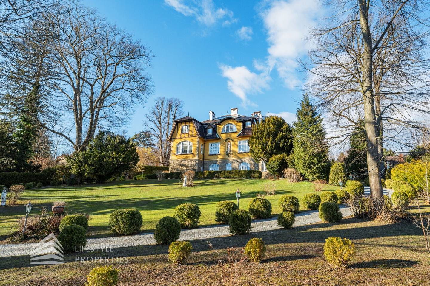 Historische Villa mit Garten im Wienerwald