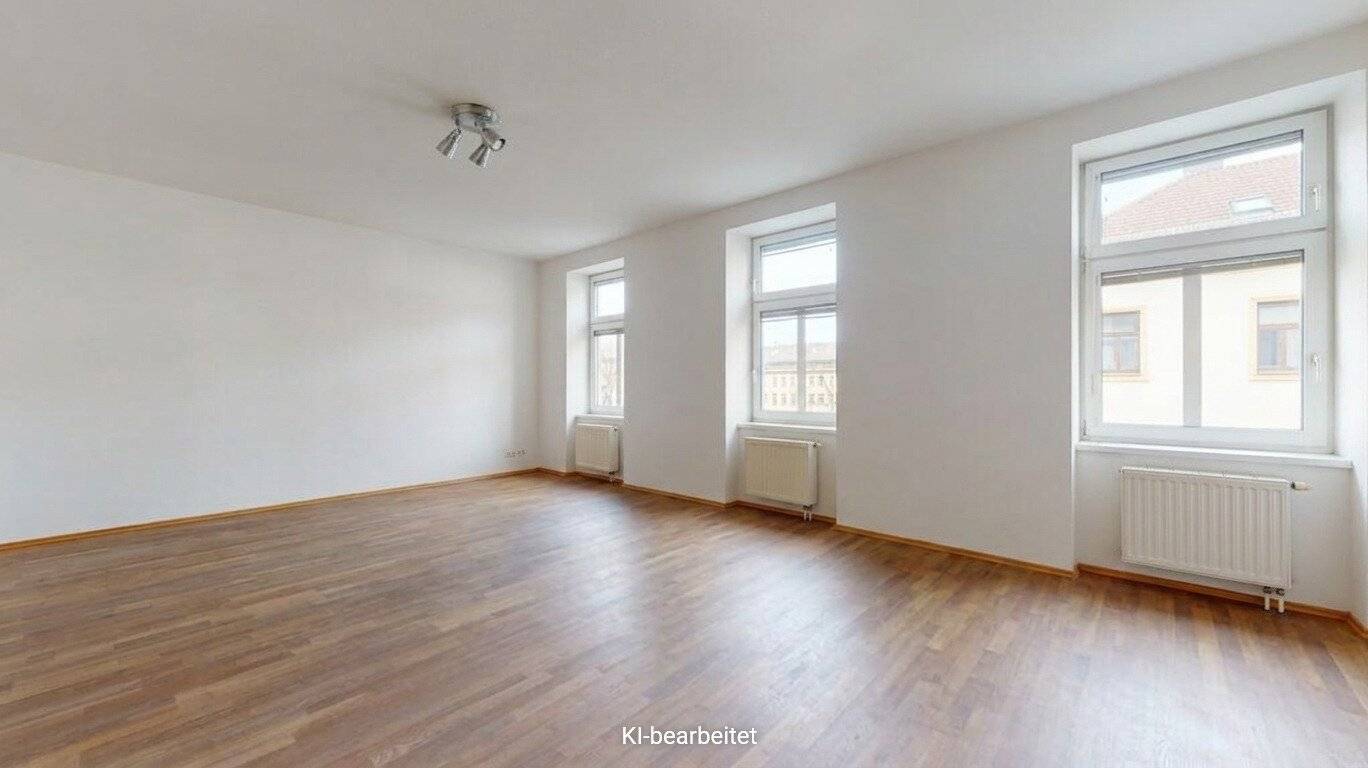 Helle Altbauwohnung mit Lift und großer Wohnküche nahe der U Bahn