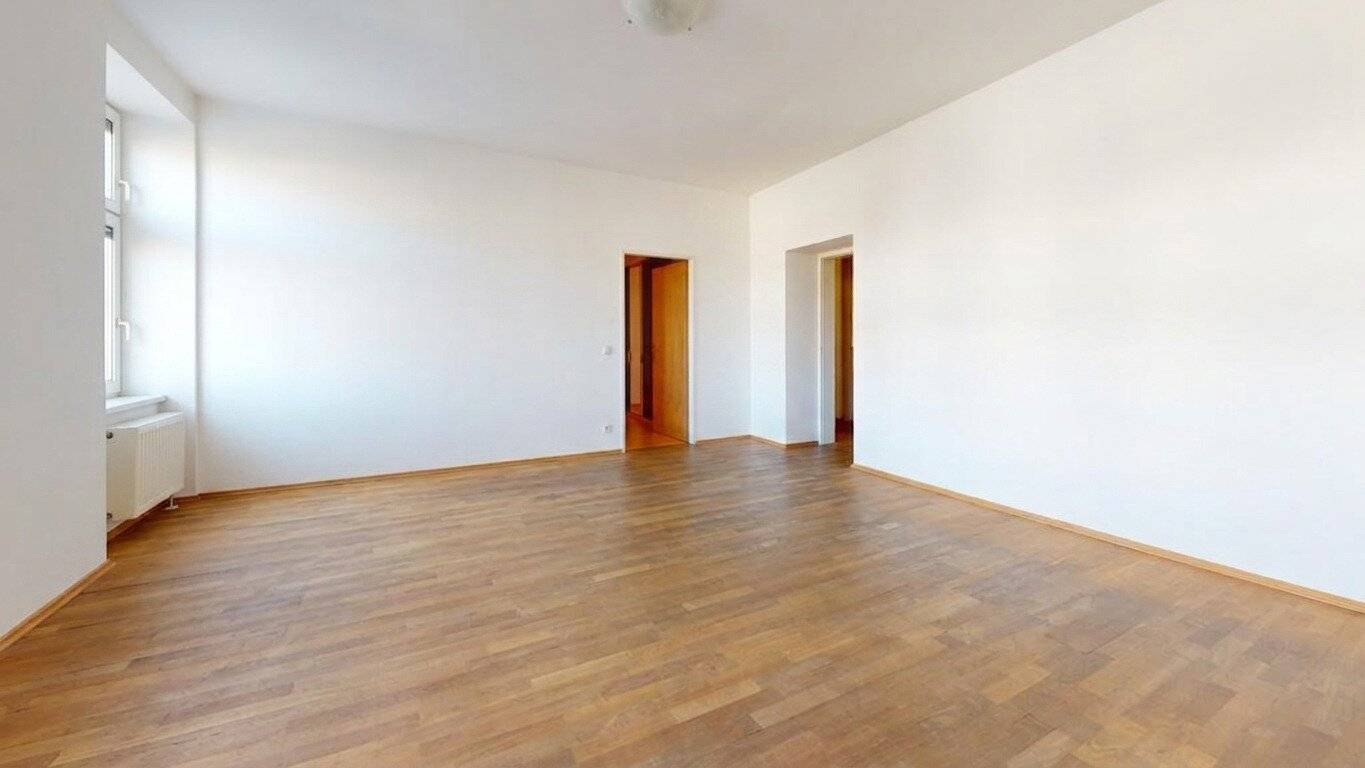 Helle Altbauwohnung mit Lift und großer Wohnküche nahe der U Bahn