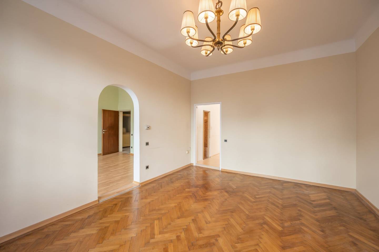++NEU++ 4-Zimmer ALTBAUWOHNUNG in ruhiger Lage! - Sanierungsbedürftig