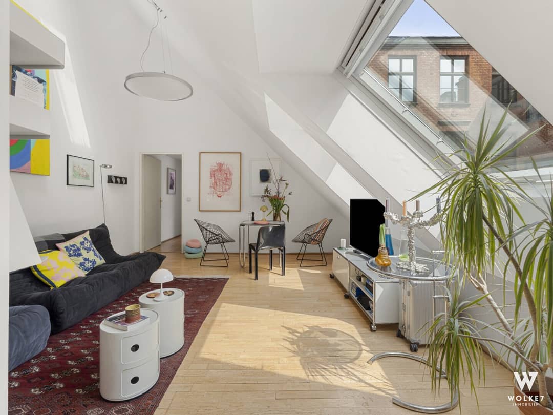 Dachgeschosswohnung mit 6 m Raumhöhe ruhige Lage