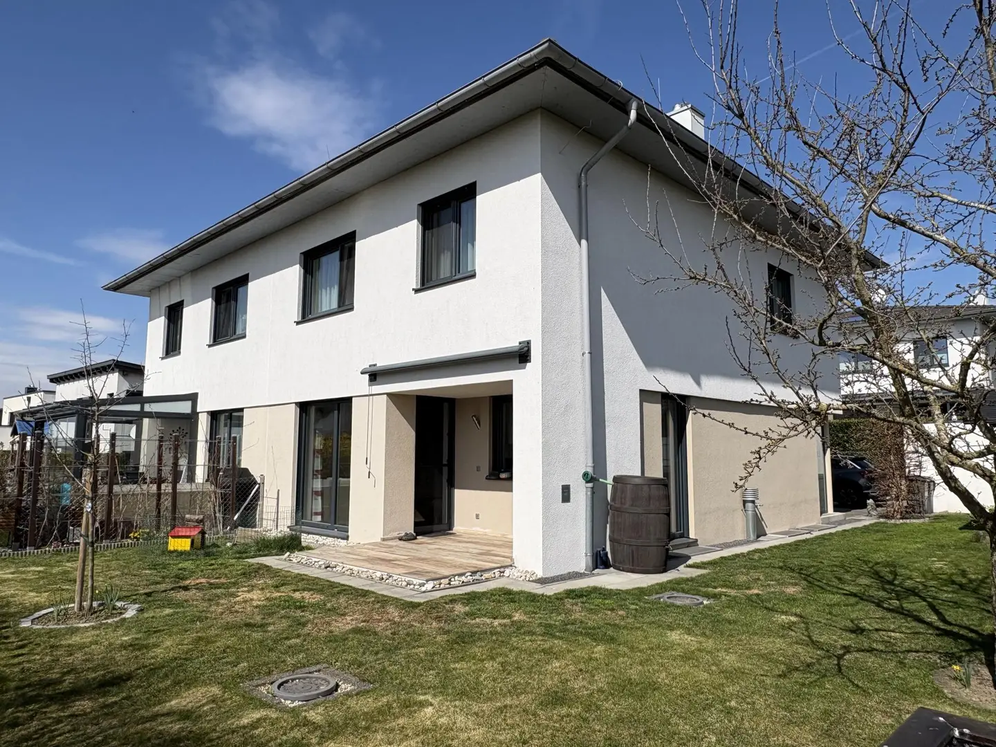Semi-detached Utzenaich with garden