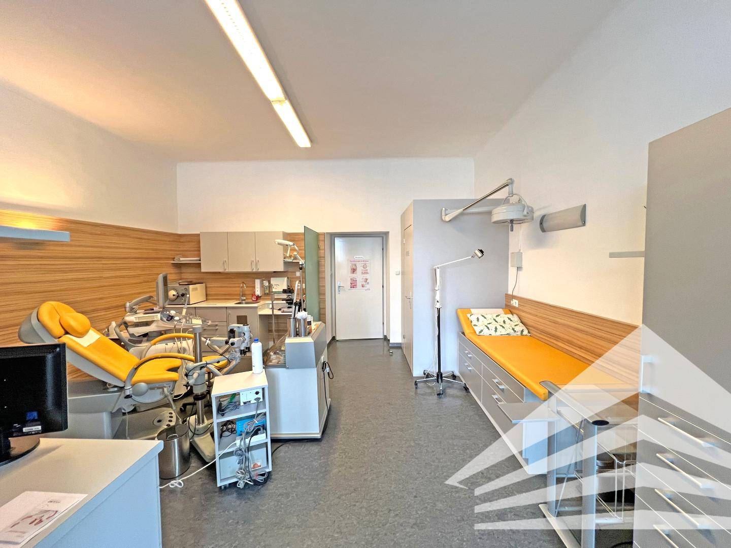 Doctor's Practice 90m² Linz Main Square