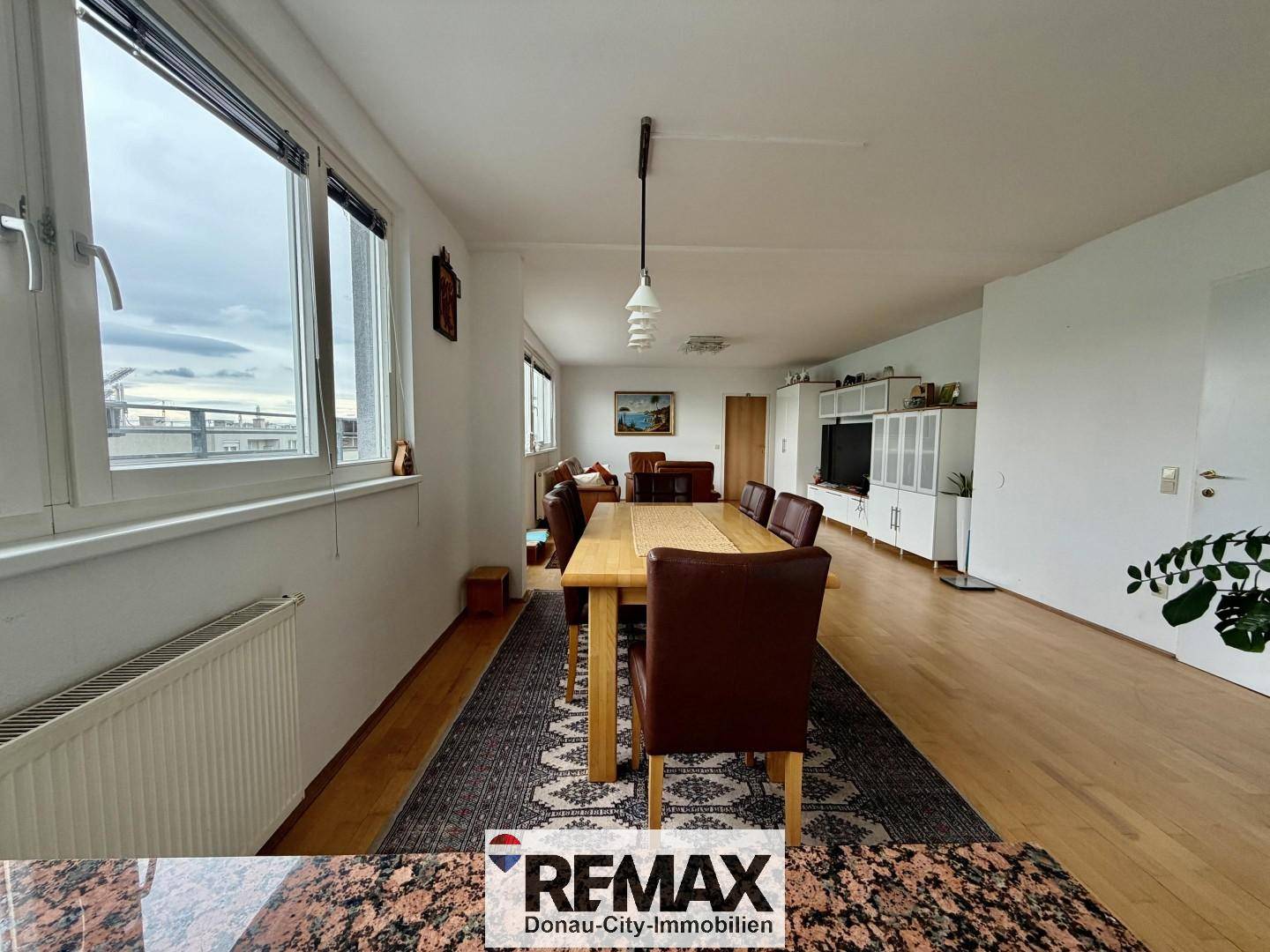 Wohnung mit großer Wohnküche und Terrassen U1