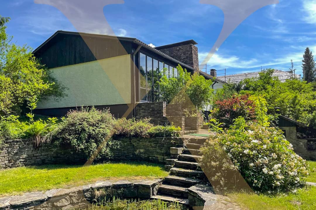 Charmantes Haus mit Wintergarten und Teich im Garten