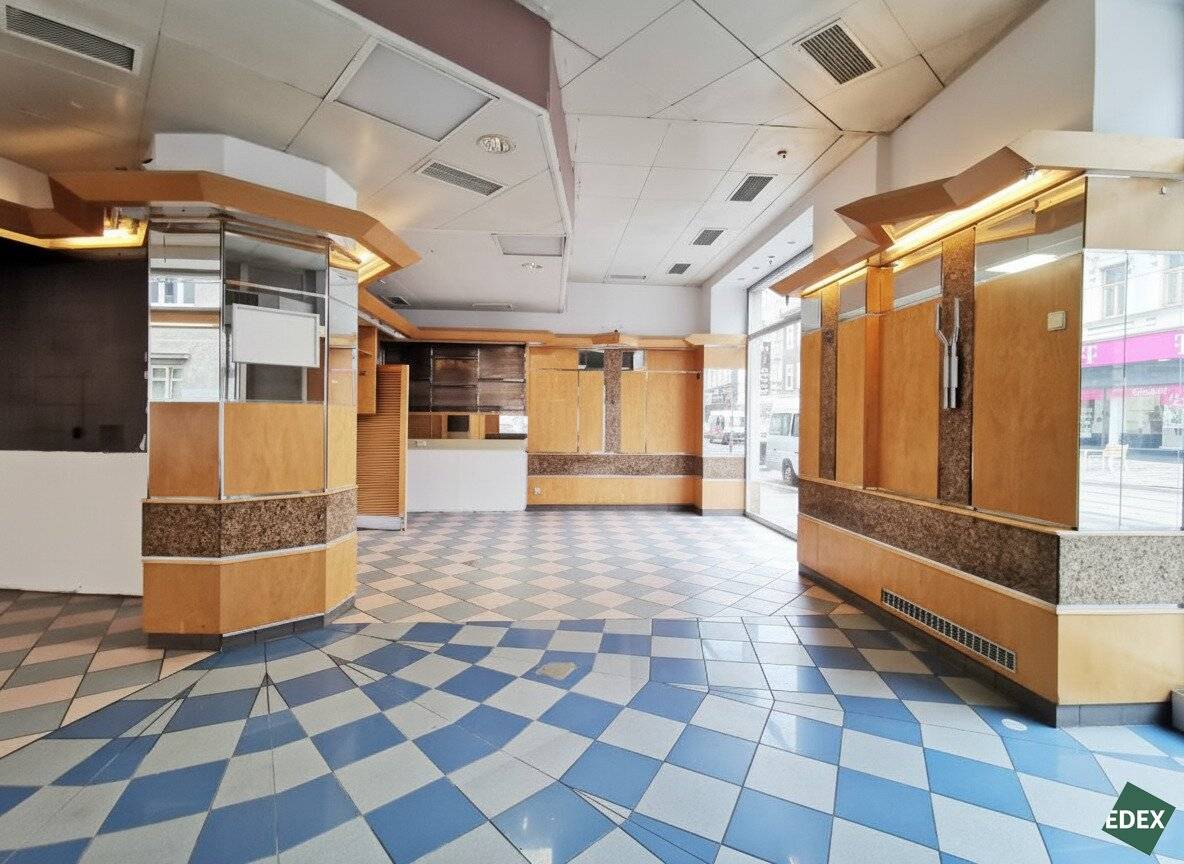 Cozy Café in high-traffic location with large display window
