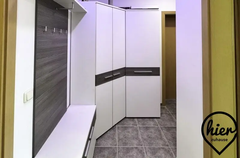 Dachgeschosswohnung mit Parkplatz voll möbliert