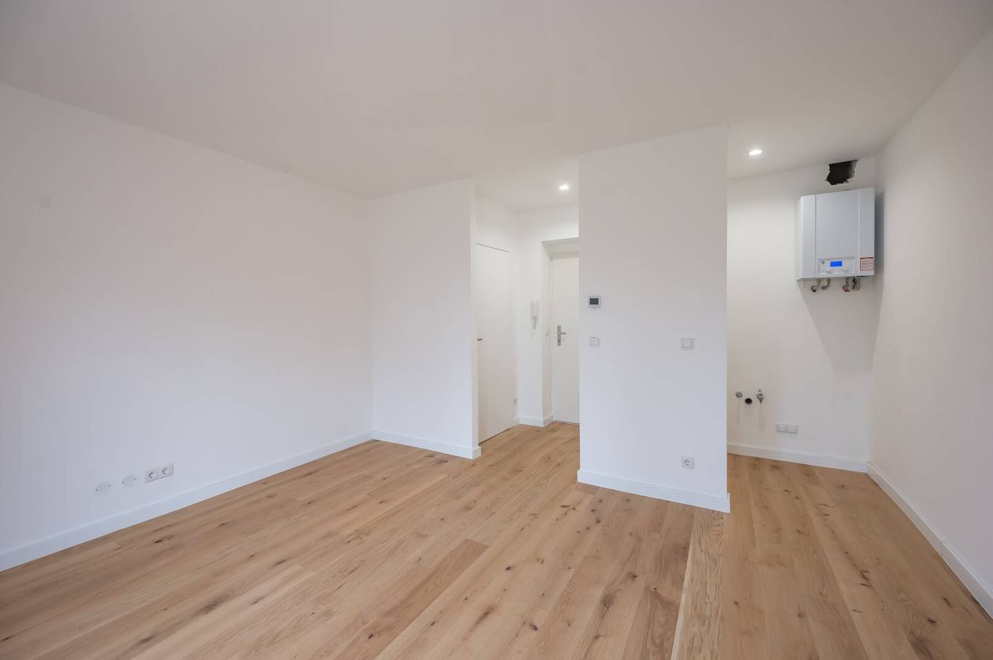 ++Bujatti++ Fantastic one room first occupancy apartment with terrace
