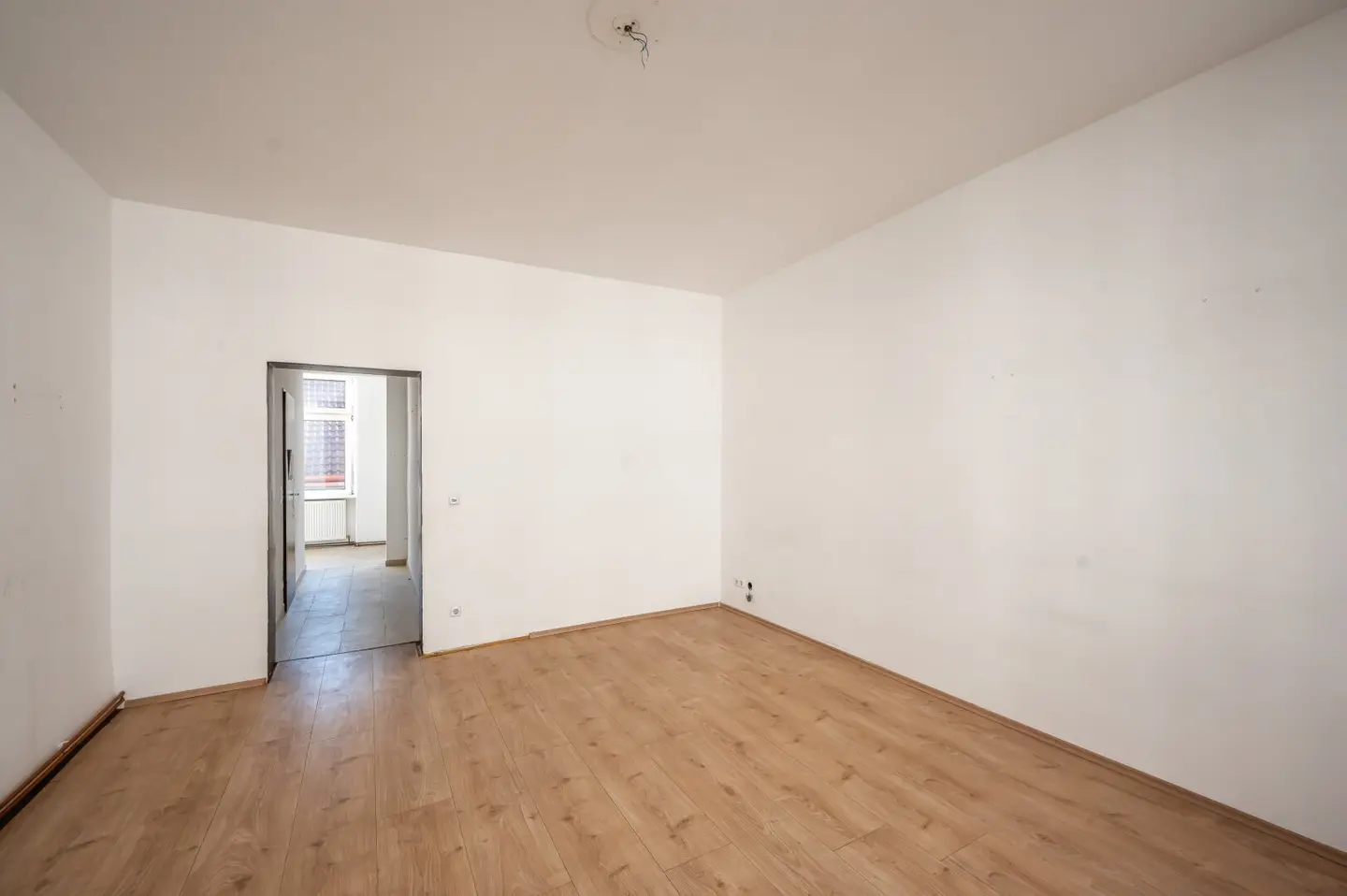 +++NEW+++ 2 room old building apartment (needs renovation) great location